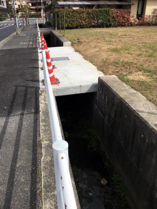 水路に橋を架ける工事